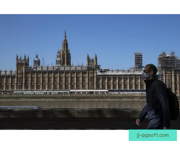 孙兴慜亮相伦敦街头参与国际品牌全球代言活动引关注