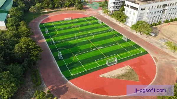 青少年足球球鞋选择，要按场地适配才更安全